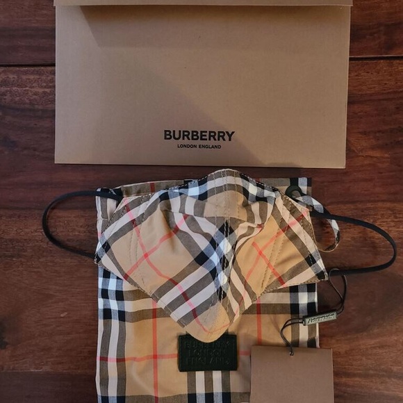 NWT Authentic Burberry Vintage Check Face Mask - Picture 2 of 2